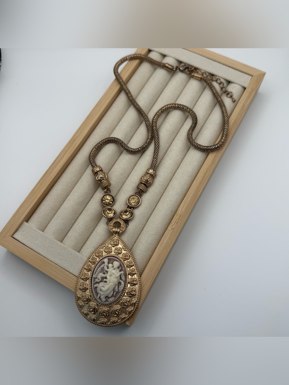 Vintage Cameo Pendant Necklace